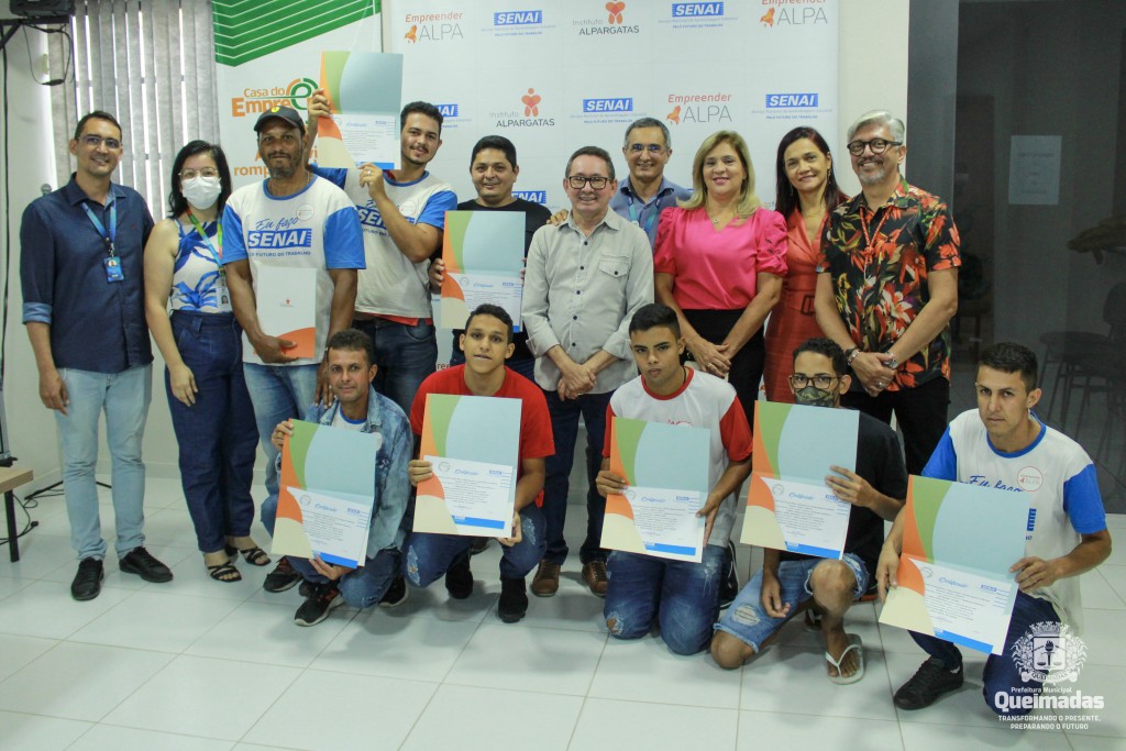 Prefeitura de Queimadas realiza entrega de certificados para alunos concluintes dos cursos de mecânica do SENAI