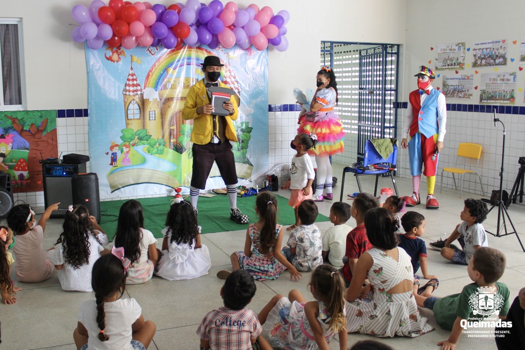 Projeto Baú dos Contos leva diversão para as crianças das escolas municipais durante as férias