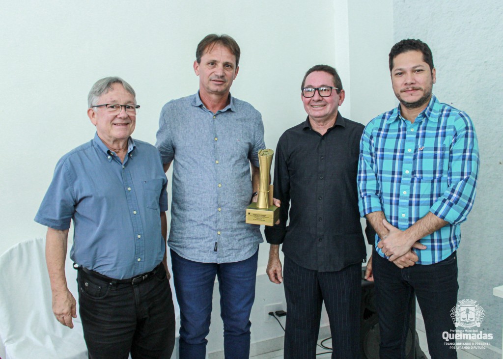 Prefeito Carlinhos recebe o troféu do Prêmio Prefeito Empreendedor com a presença do Sebrae PB