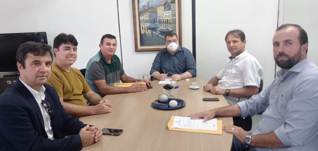 Prefeito Carlinhos de Tião se reúne com equipe da SEDAP para discutir ações de desenvolvimento rural em Queimadas
