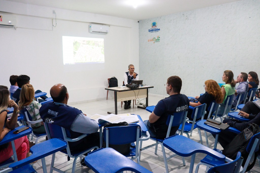 Representantes da Prefeitura de Queimadas participam de reunião com o IBGE sobre o Censo 2022/2023 no município